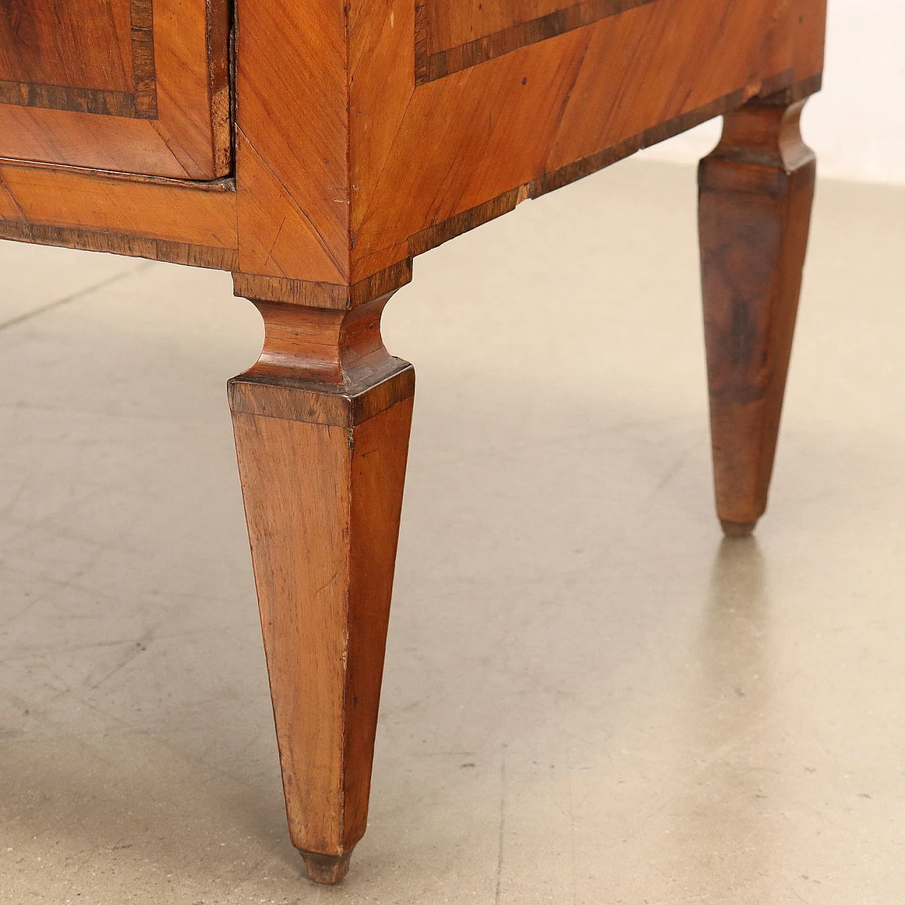 Louis XVI chest of drawers in walnut veneer inlaid with various woods, late 18th century 7