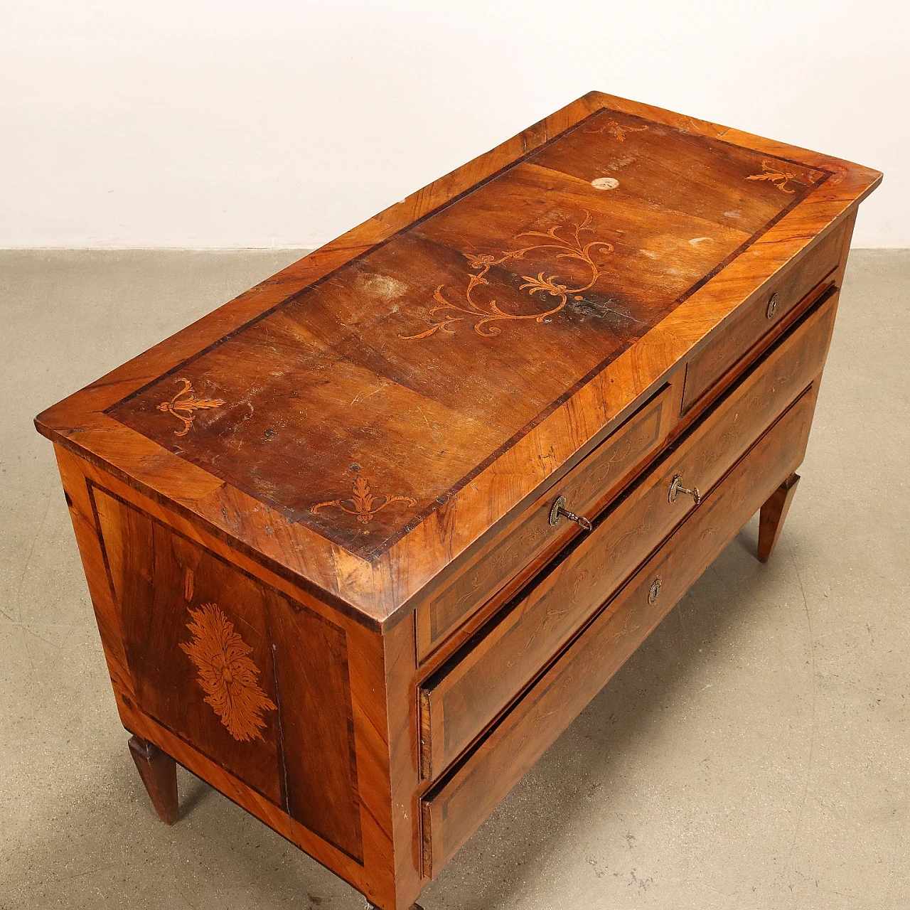 Louis XVI chest of drawers in walnut veneer inlaid with various woods, late 18th century 8