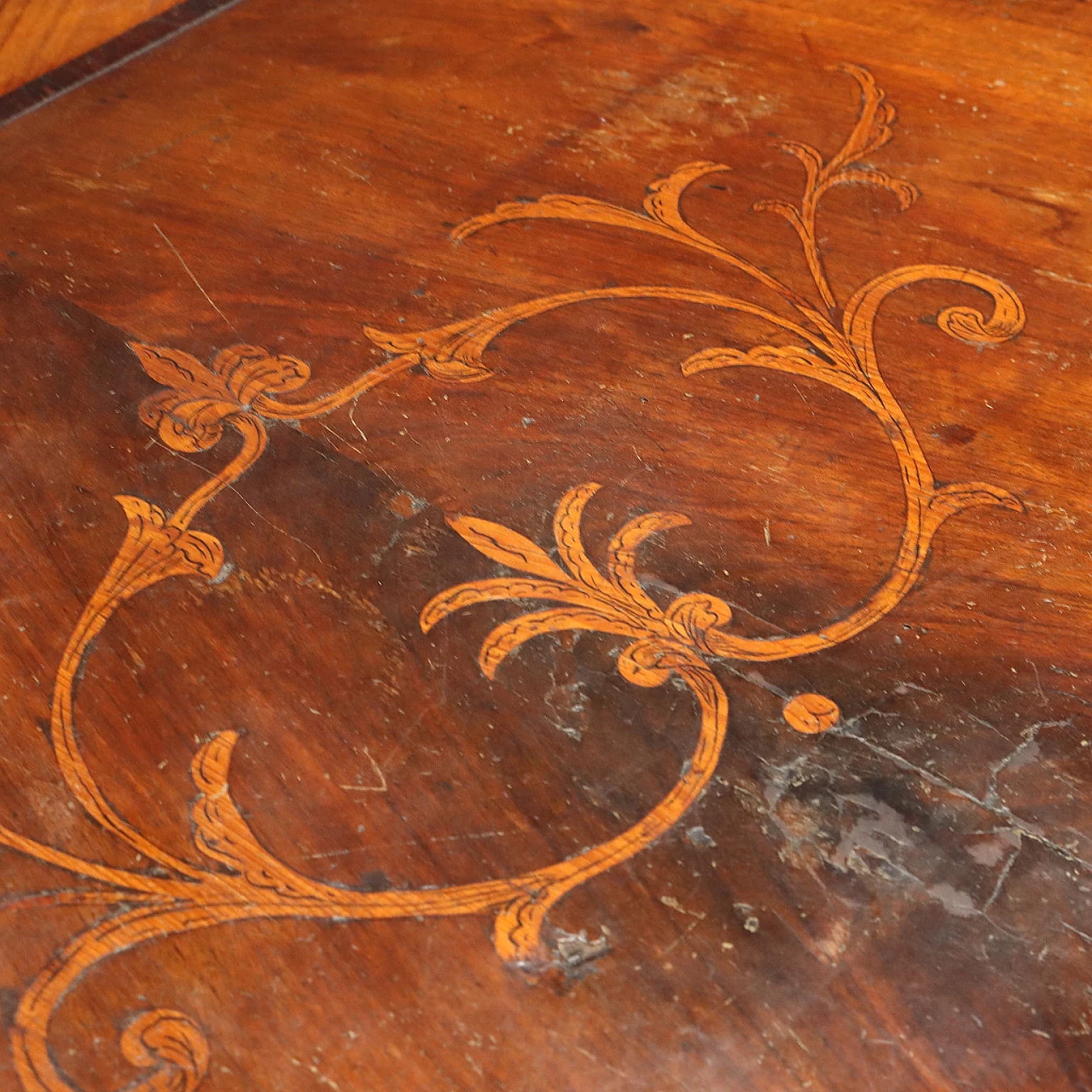 Louis XVI chest of drawers in walnut veneer inlaid with various woods, late 18th century 9