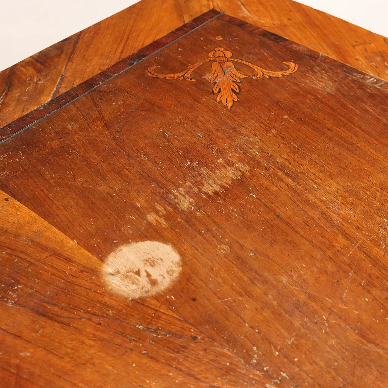 Louis XVI chest of drawers in walnut veneer inlaid with various woods, late 18th century 10