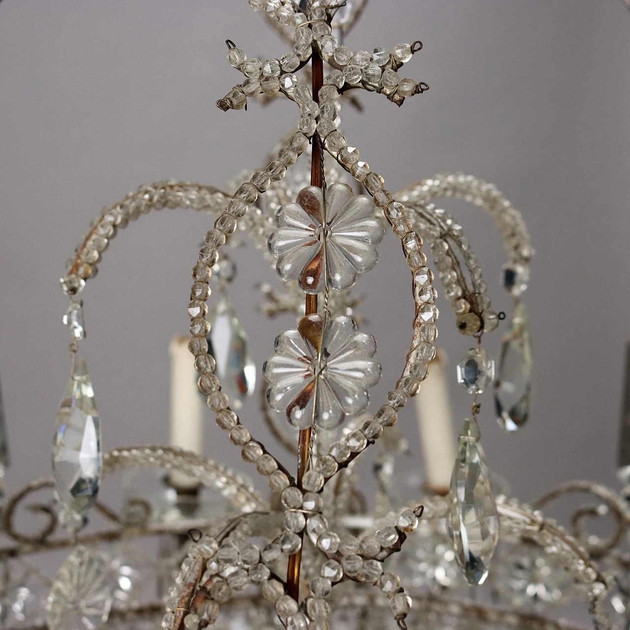 Eight-light chandelier with metal frame covered in glass and crystal 6