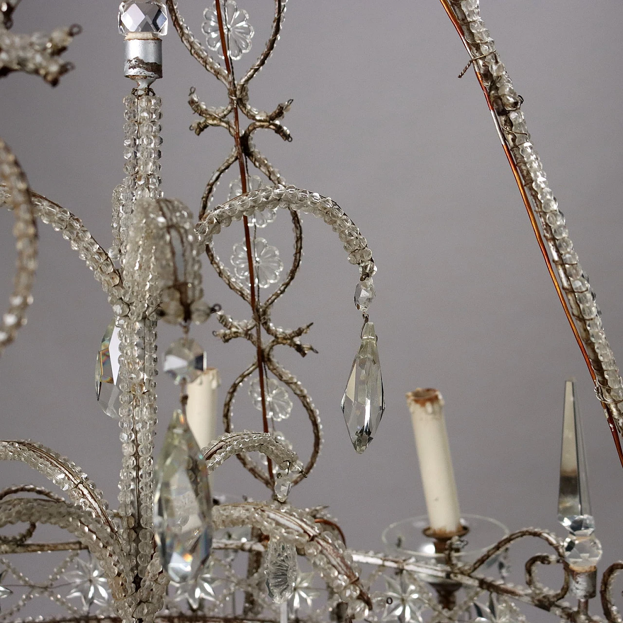 Eight-light chandelier with metal frame covered in glass and crystal 7