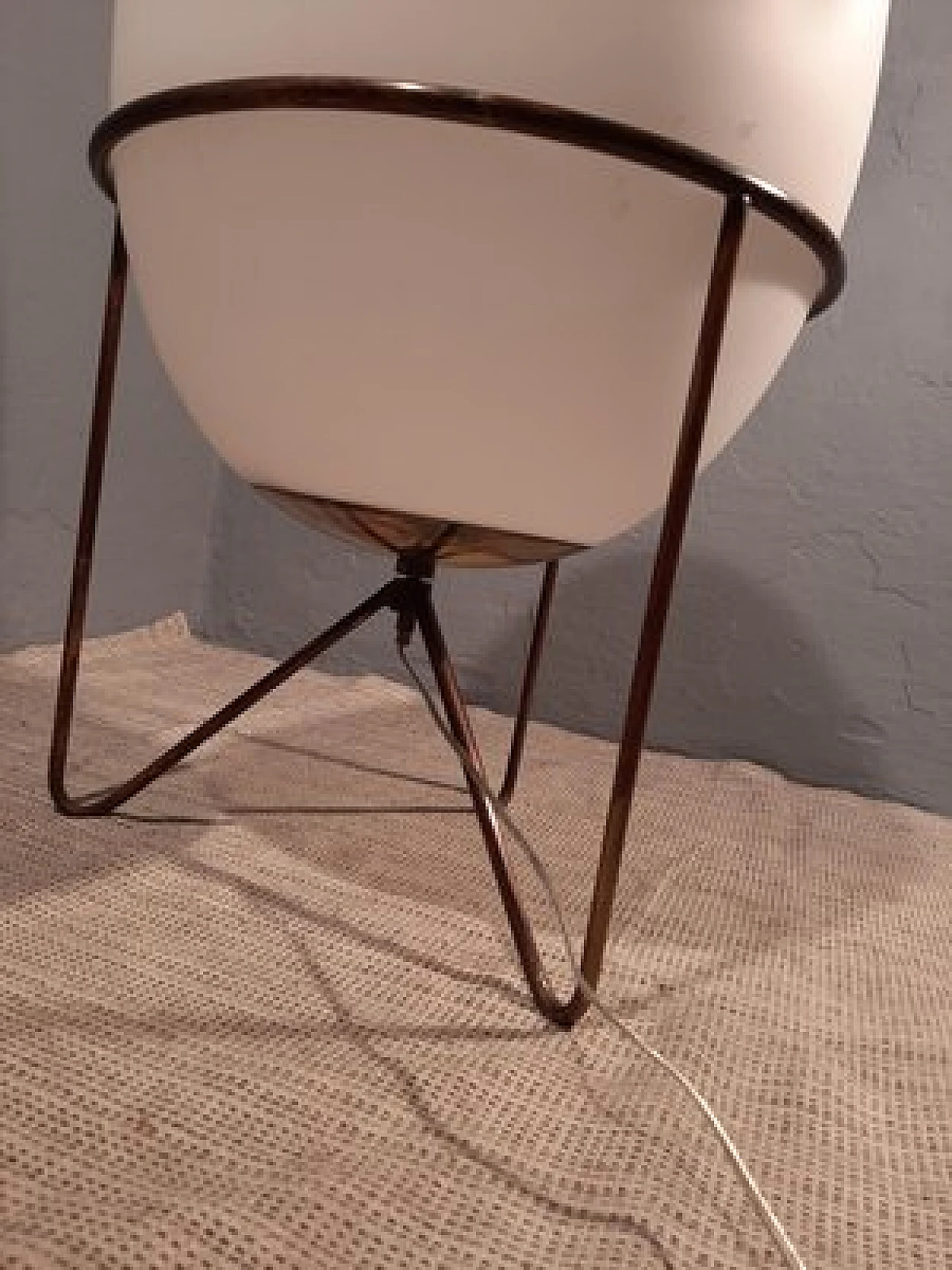 Table lamp egg-shaped in glass & iron in the style of Stilnovo, 1990s 4