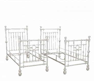 Pair of white lacquered wrought iron single beds, early 20th century