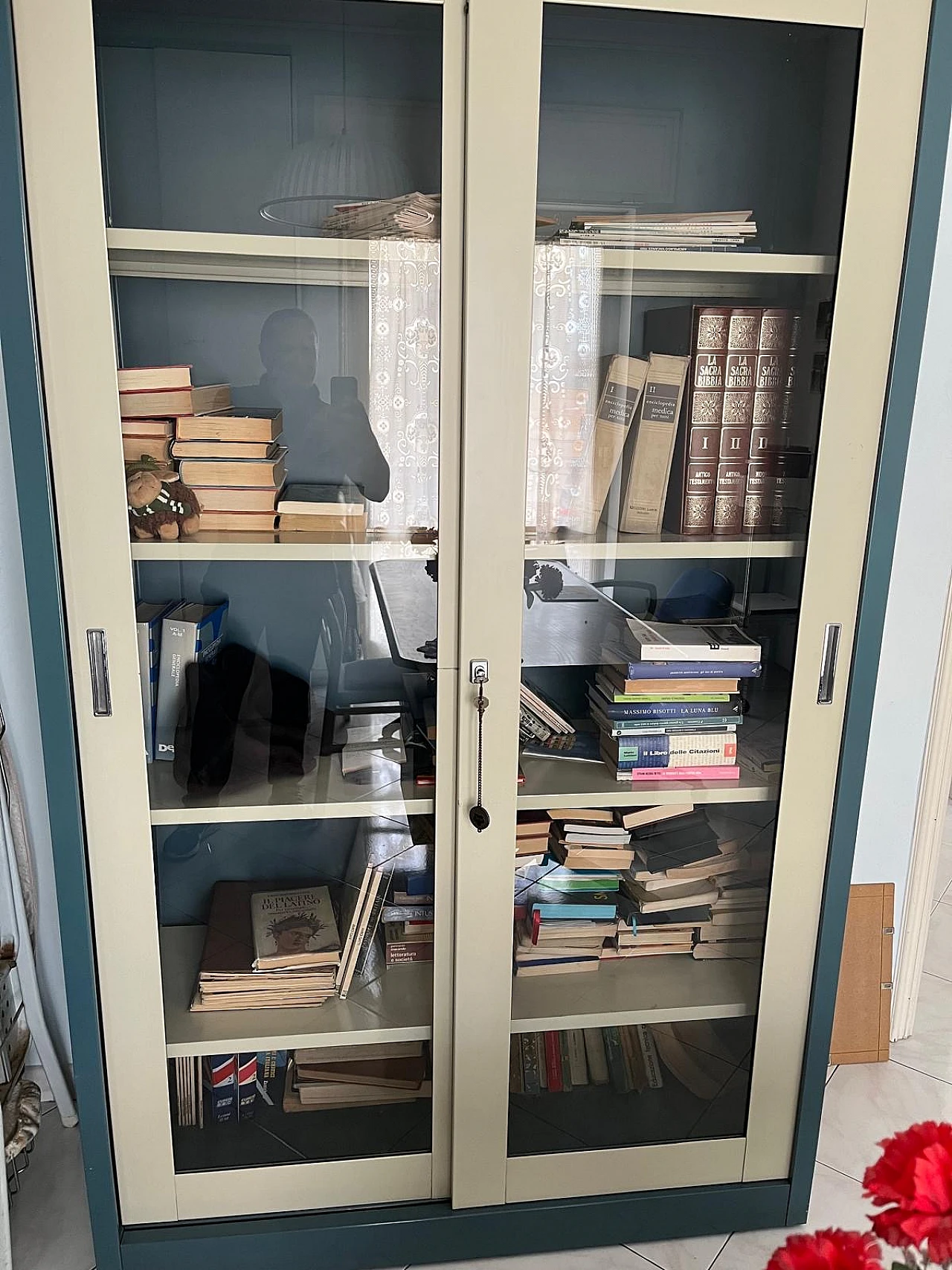 Libreria a due ante in metallo e vetro di Olivetti, anni '80 2