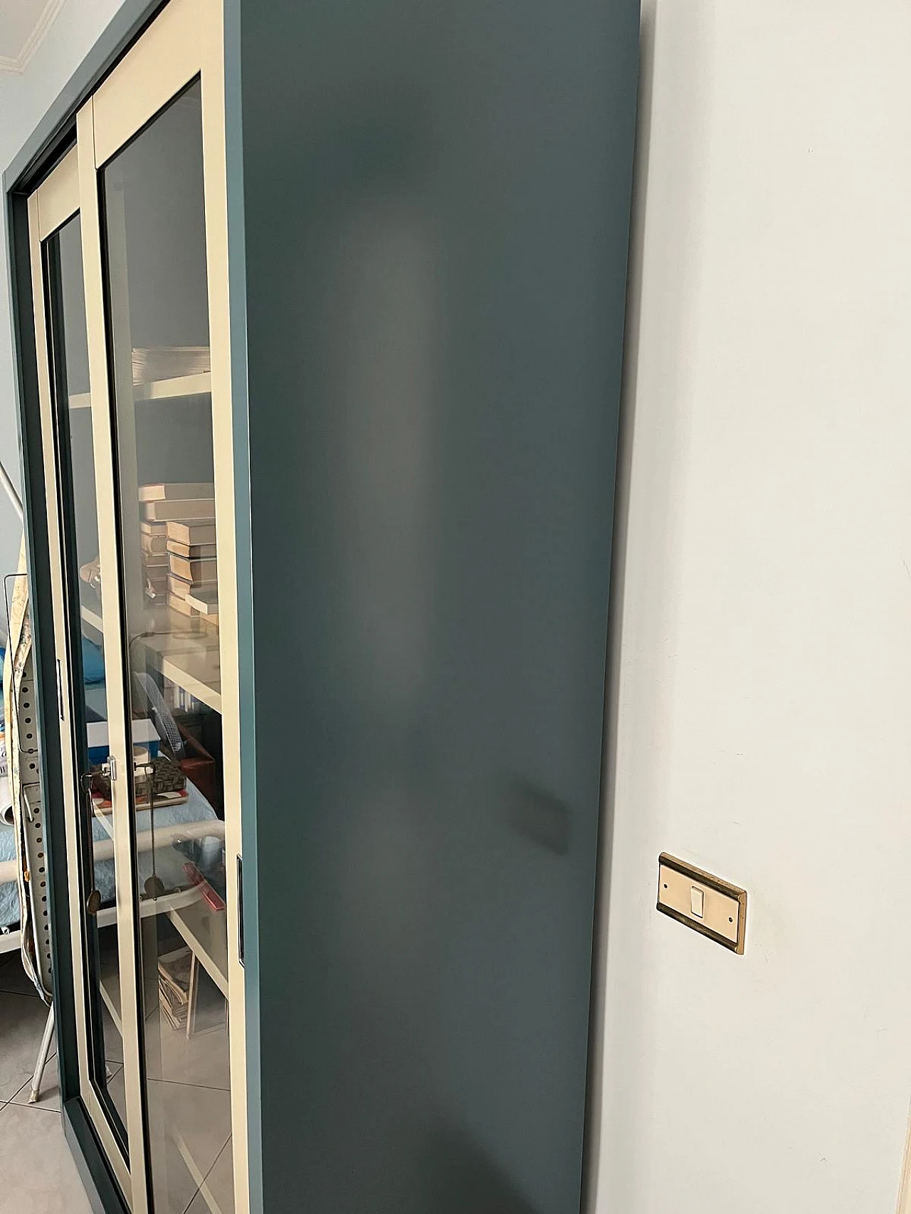 Libreria a due ante in metallo e vetro di Olivetti, anni '80 3