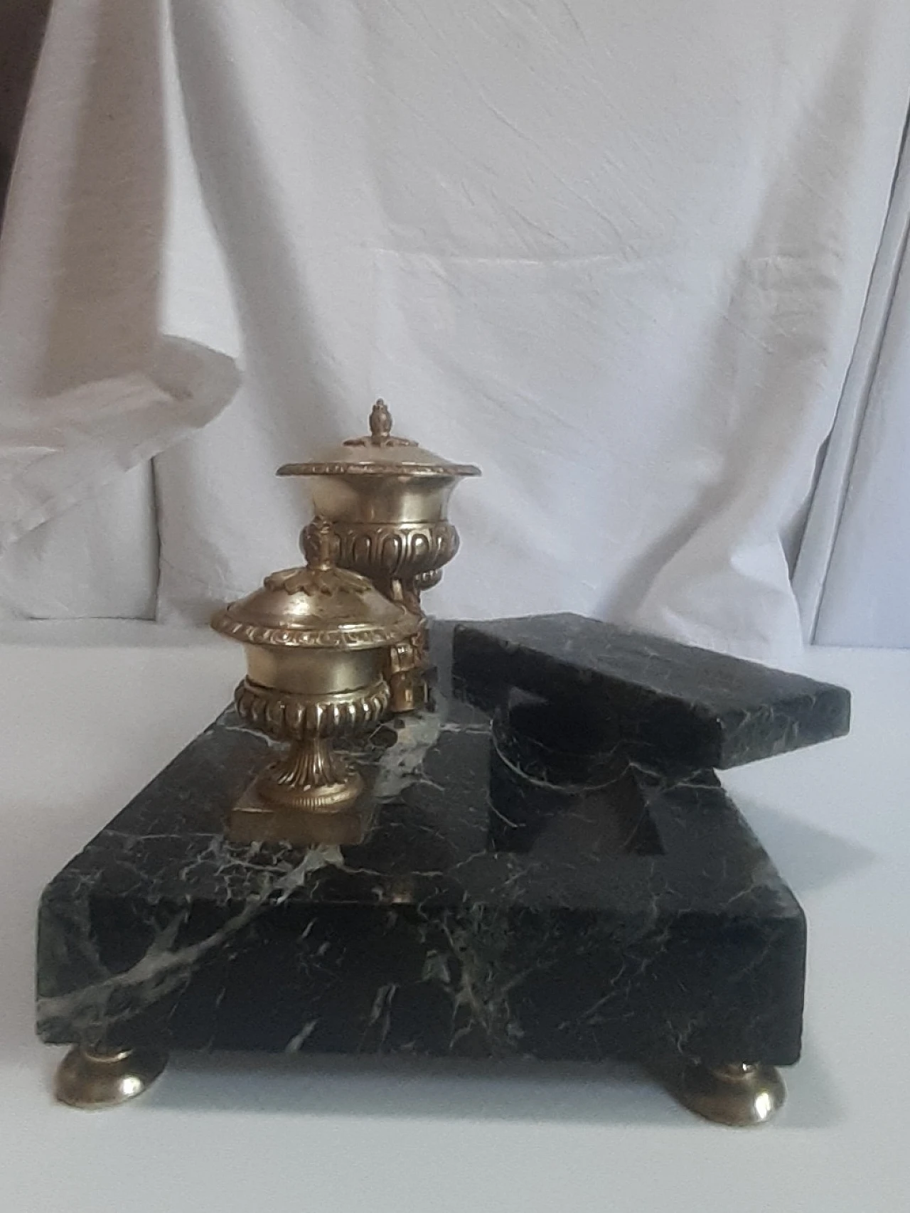 Green marble and brass inkwell, mid-19th century 7