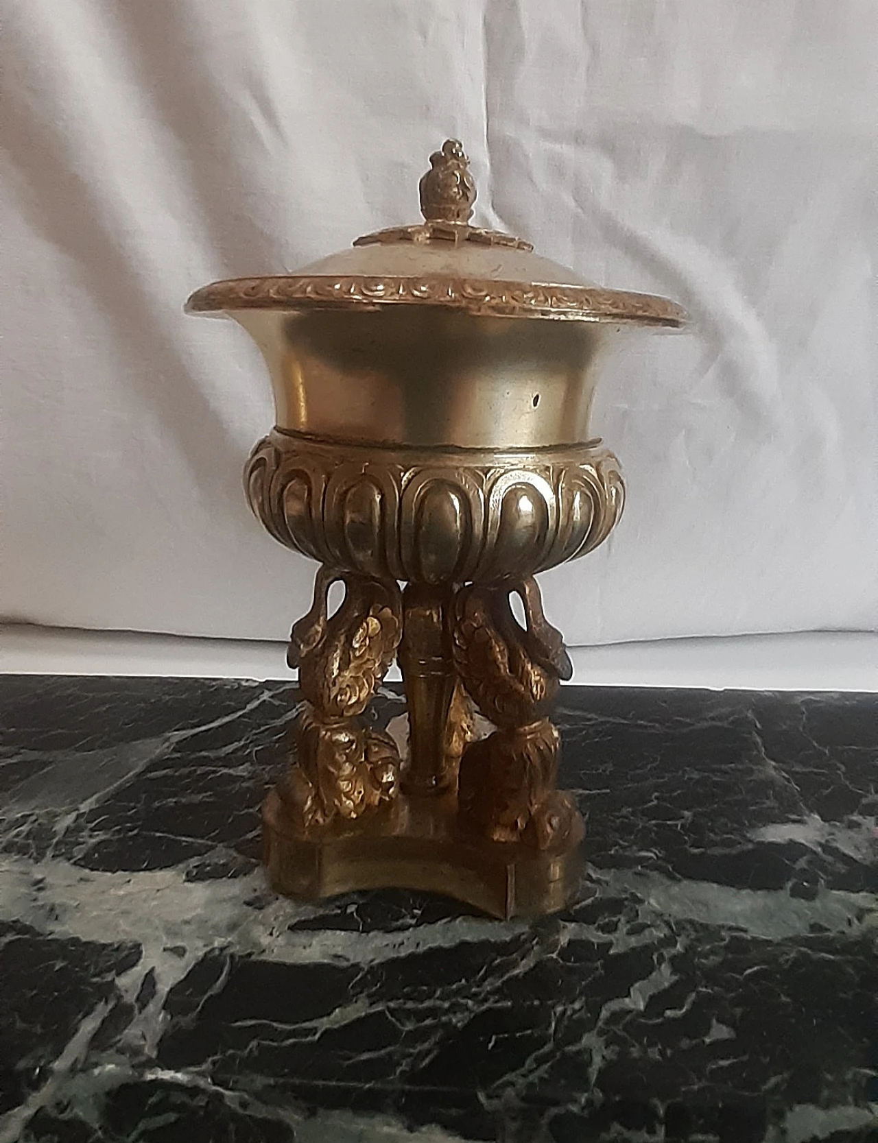 Green marble and brass inkwell, mid-19th century 8