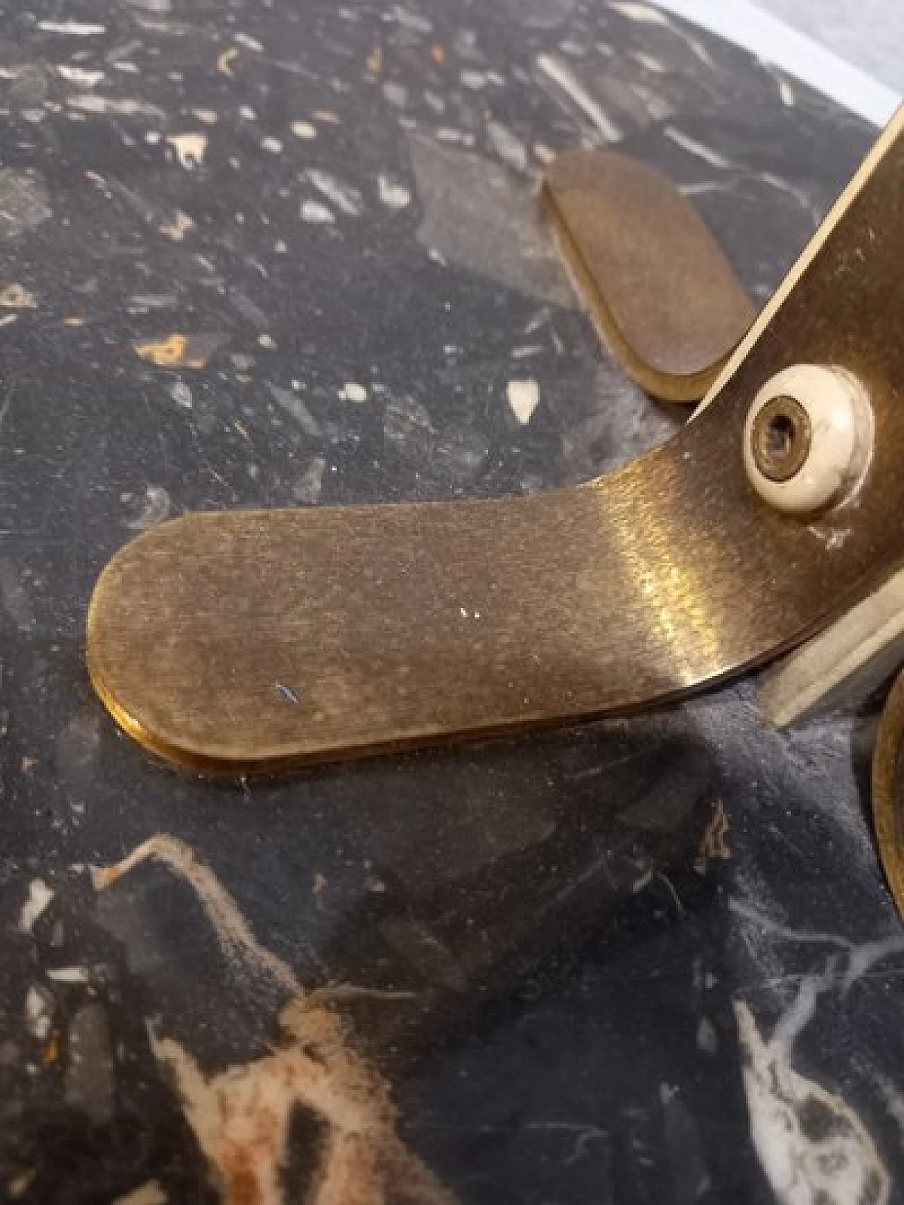 Appendiabiti da terra in ottone, metallo e marmo, anni '50 7