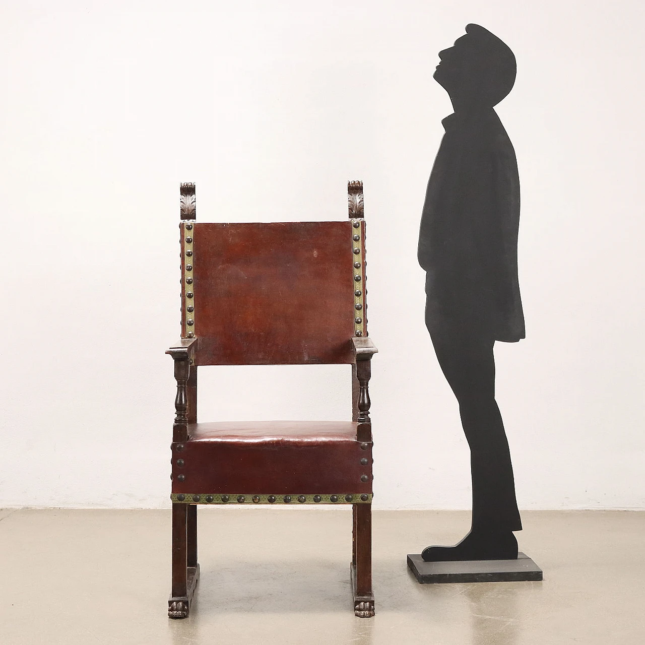 Walnut throne with leaf motifs and lion feet and covered in leather 2