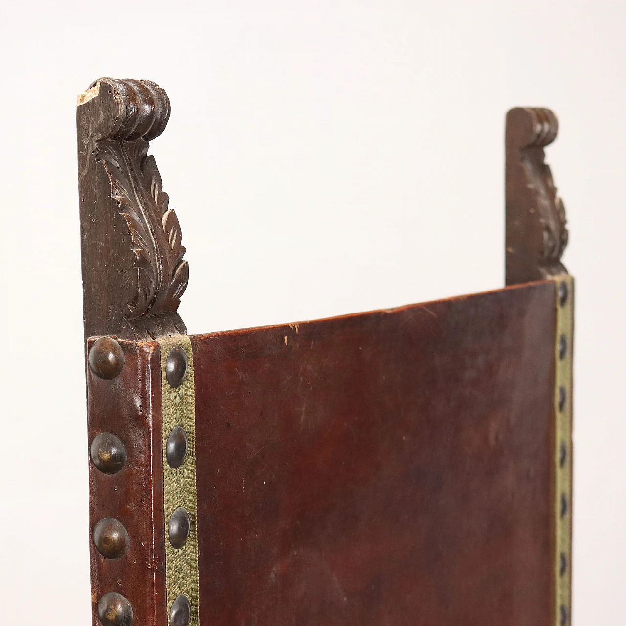 Walnut throne with leaf motifs and lion feet and covered in leather 3