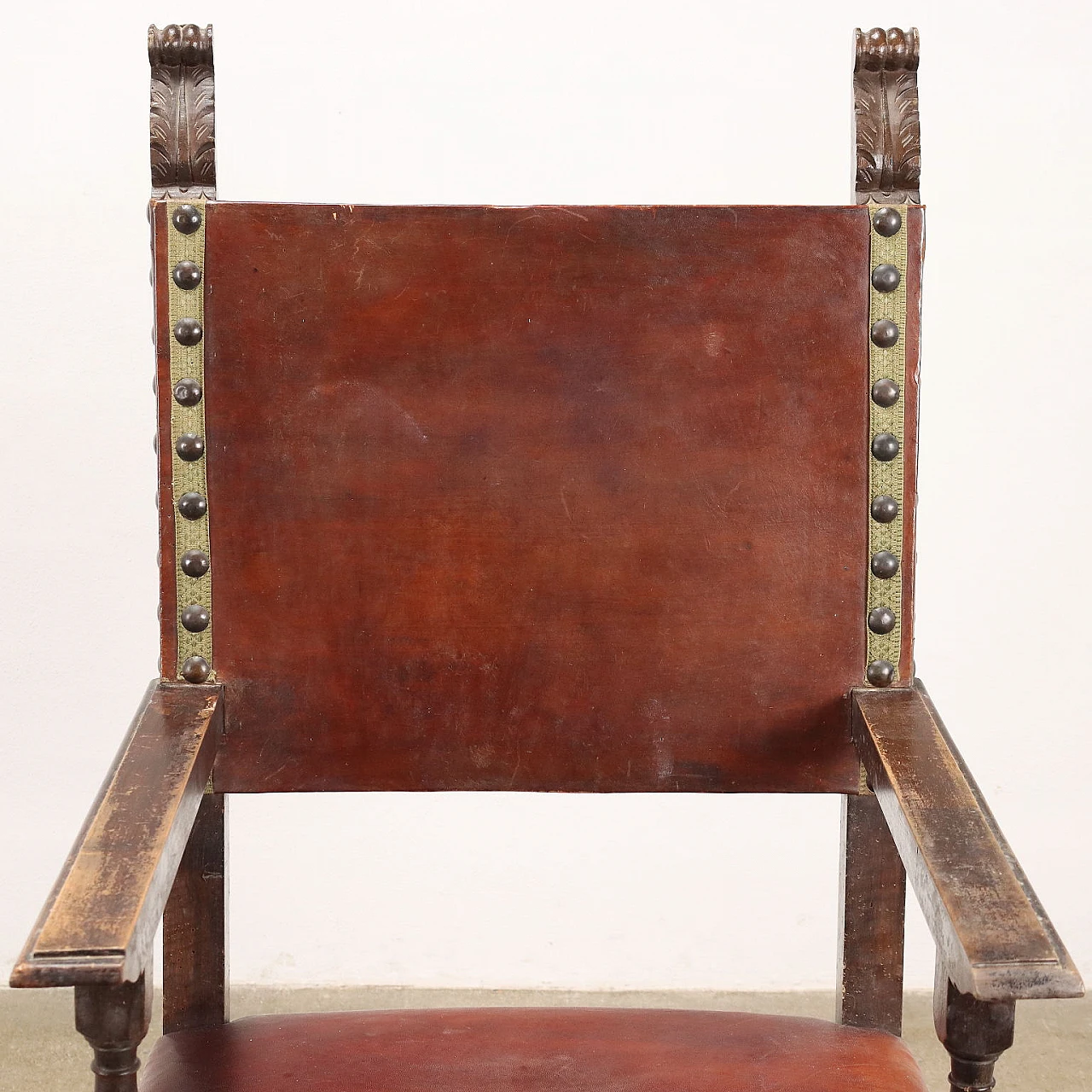 Walnut throne with leaf motifs and lion feet and covered in leather 4