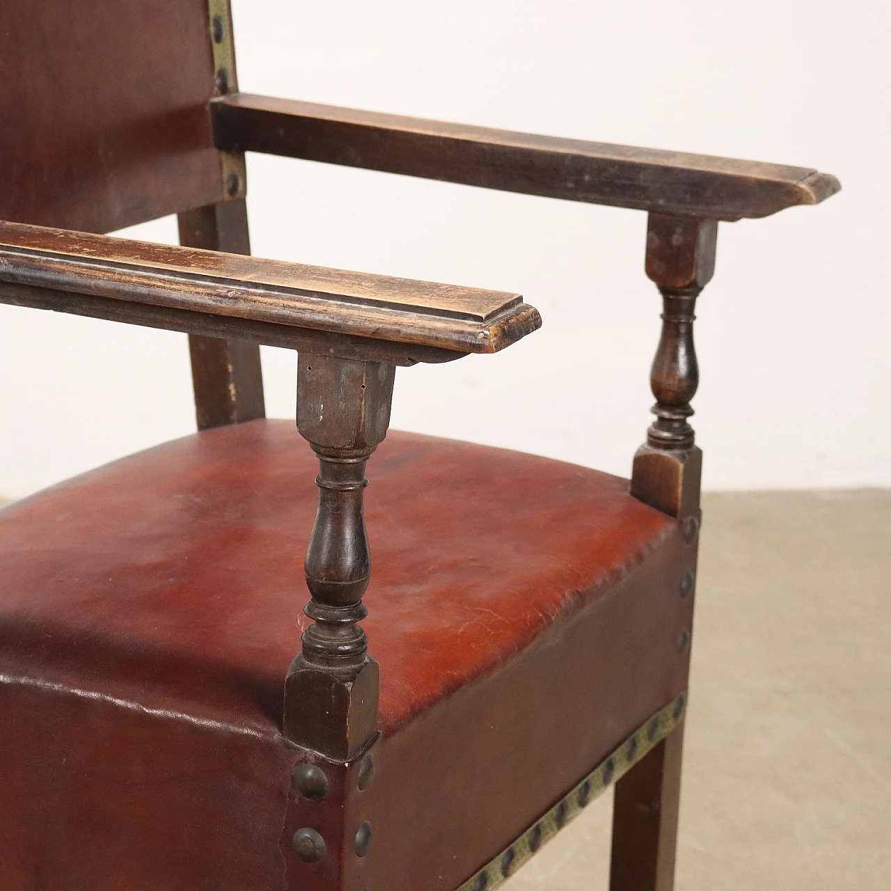 Walnut throne with leaf motifs and lion feet and covered in leather 5