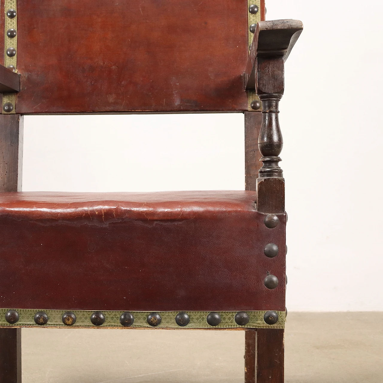 Walnut throne with leaf motifs and lion feet and covered in leather 6