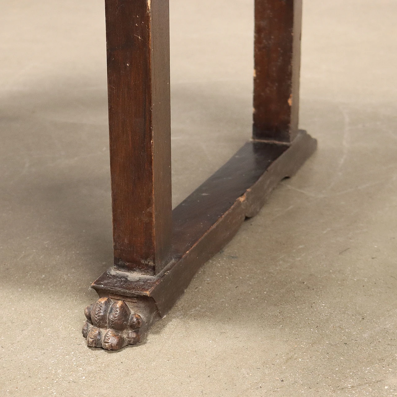 Walnut throne with leaf motifs and lion feet and covered in leather 7