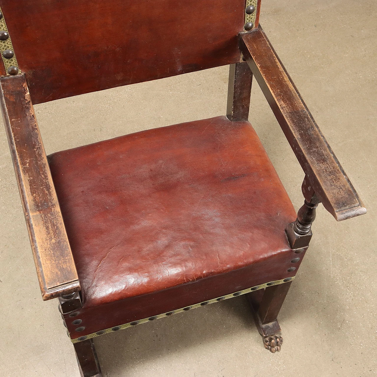 Walnut throne with leaf motifs and lion feet and covered in leather 8