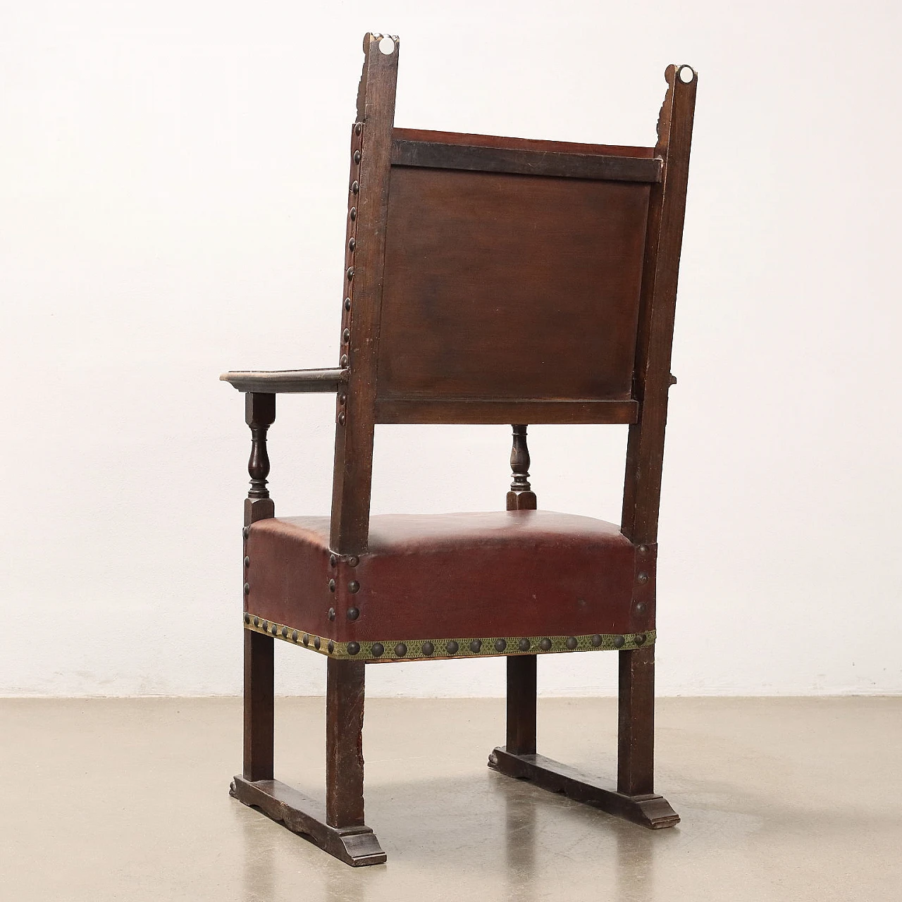Walnut throne with leaf motifs and lion feet and covered in leather 9