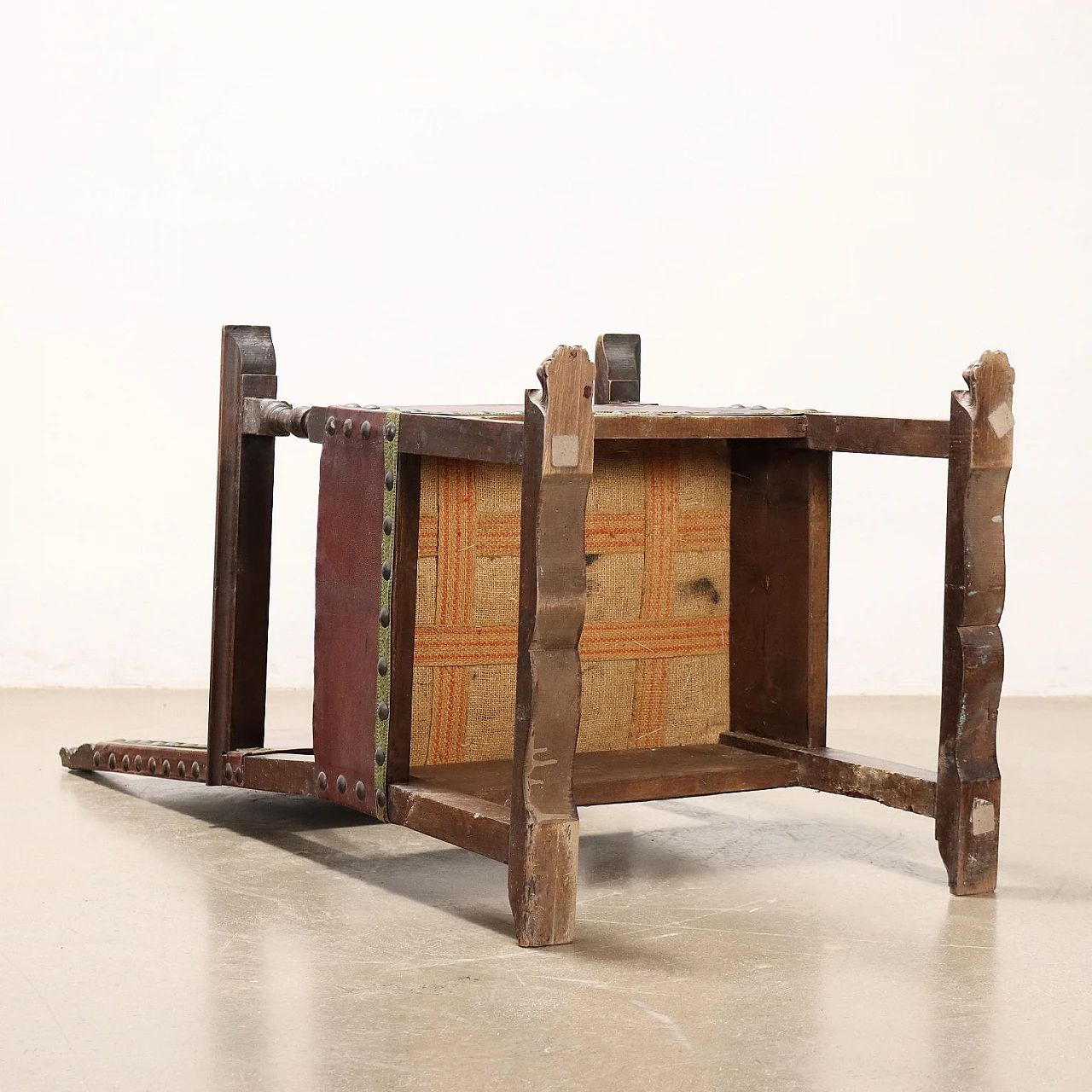 Walnut throne with leaf motifs and lion feet and covered in leather 10