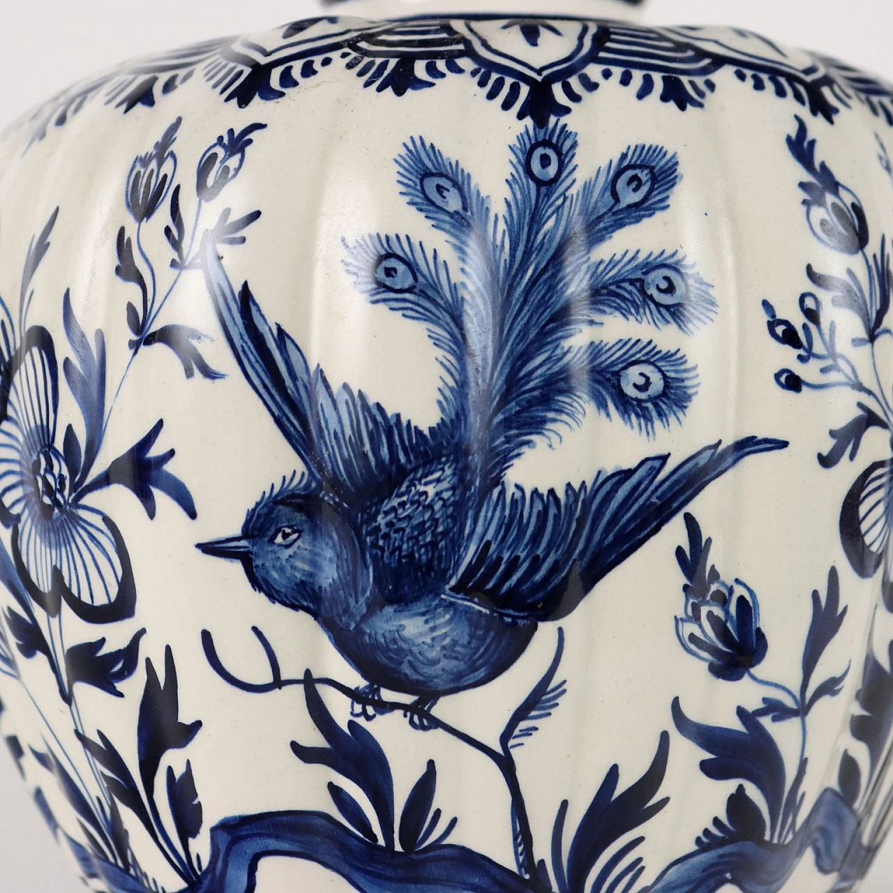 Coppia di vasi in maiolica di Delft con decoro chinoiserie, fine '800 6