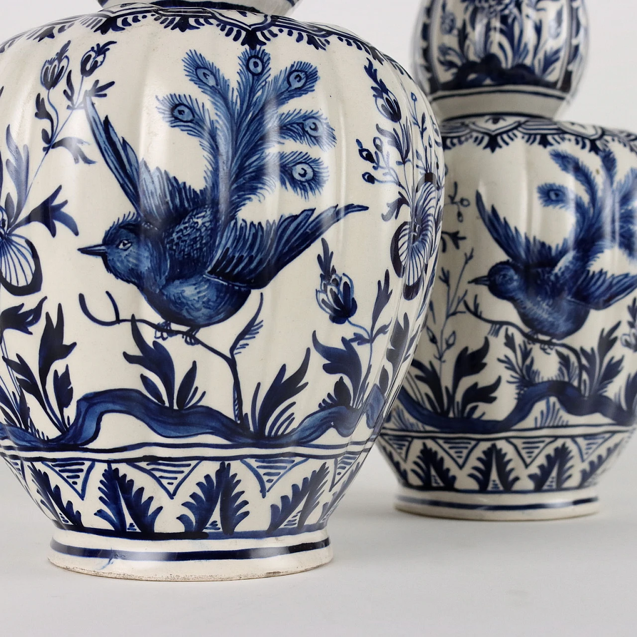 Coppia di vasi in maiolica di Delft con decoro chinoiserie, fine '800 7