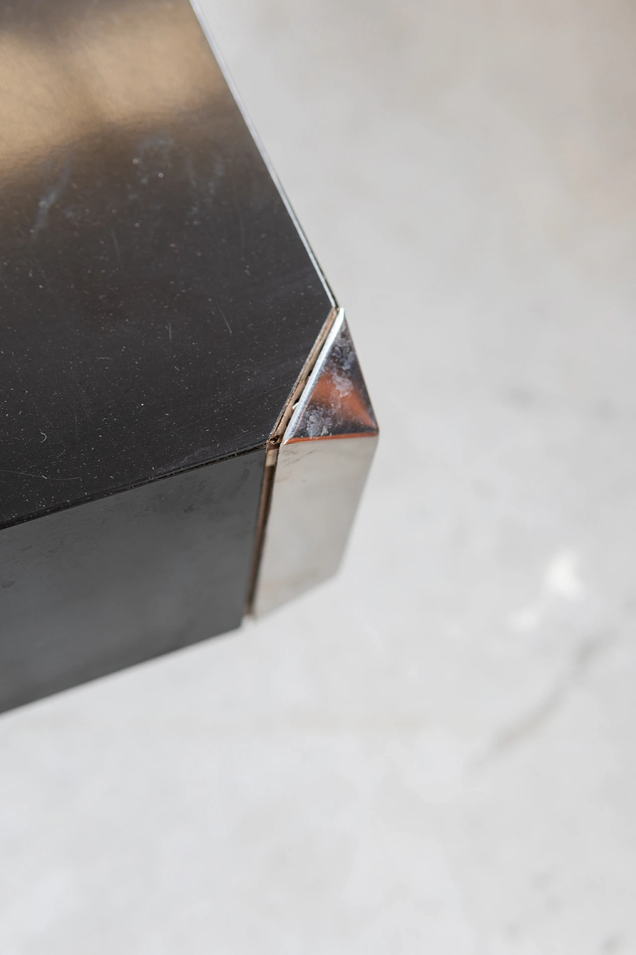 Tavolino in legno e acciaio di Willy Rizzo per Mario Sabot, anni '80 8