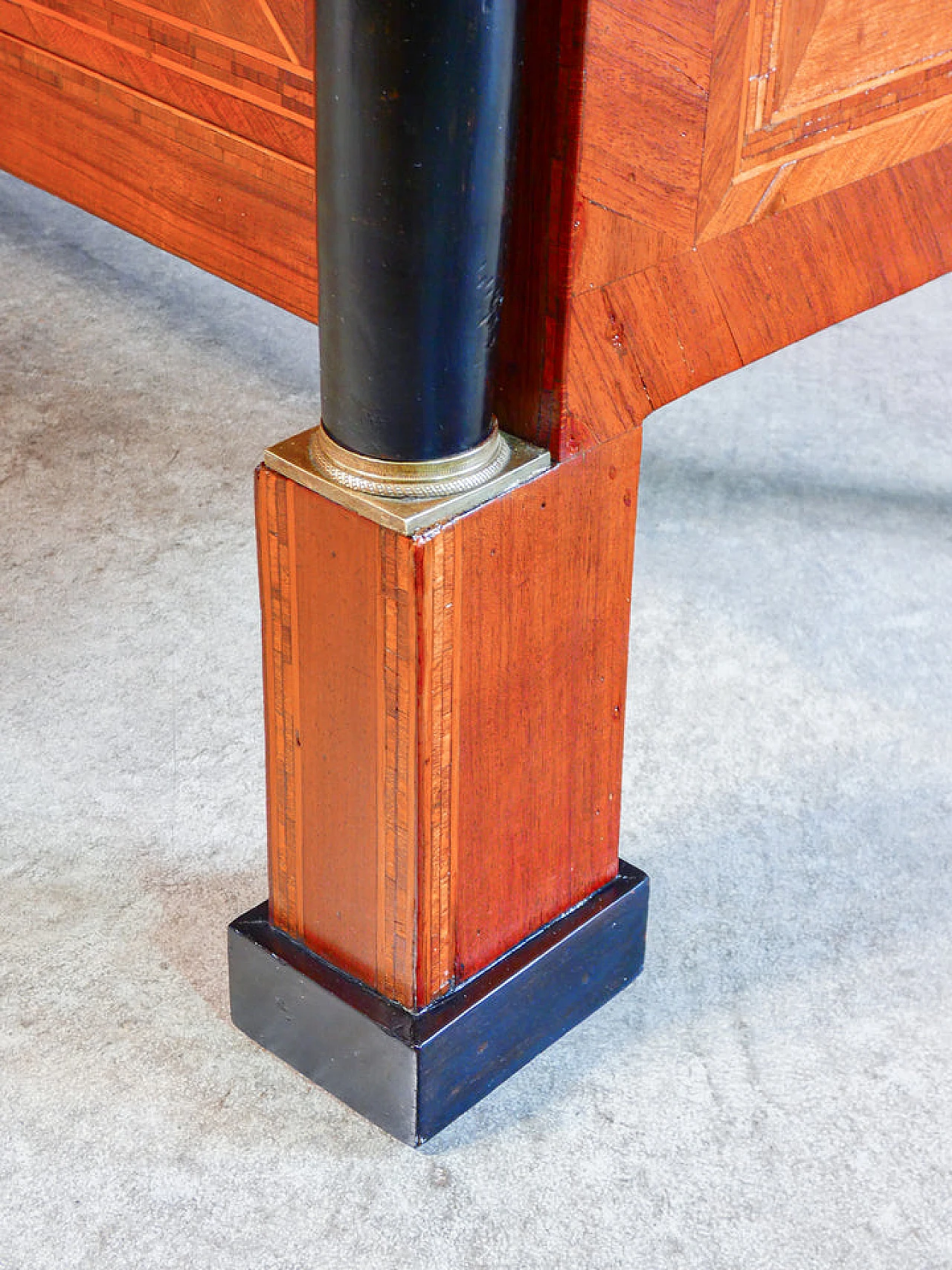 Comò Impero in noce intarsiato ed ebanizzato, prima metà dell'800 15