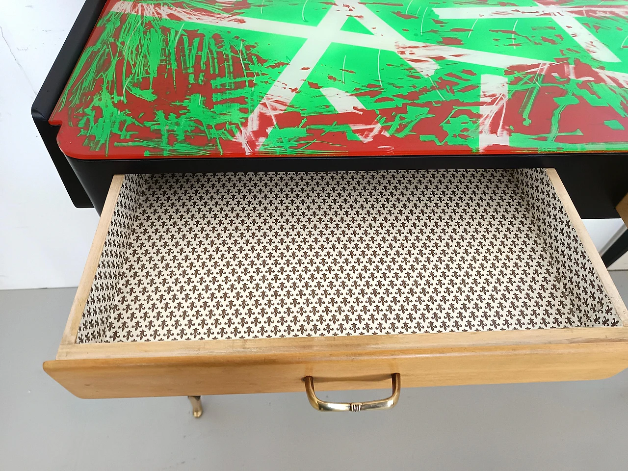 Consolle in faggio nero con piano in vetro rosso e verde, anni '50 11