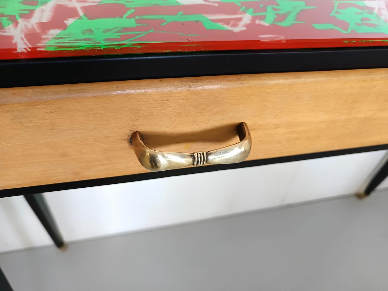 Consolle in faggio nero con piano in vetro rosso e verde, anni '50 12