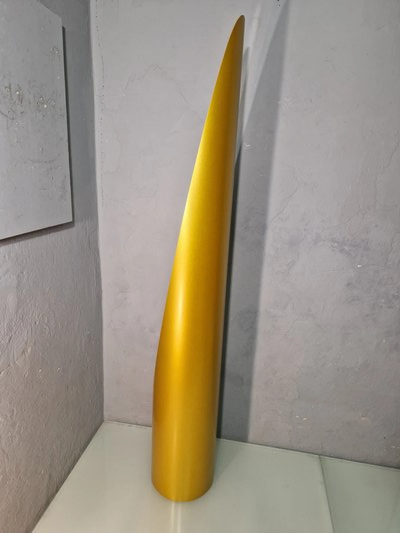 Specchio da terra Unghia in legno e pvc oro, anni 2000 1
