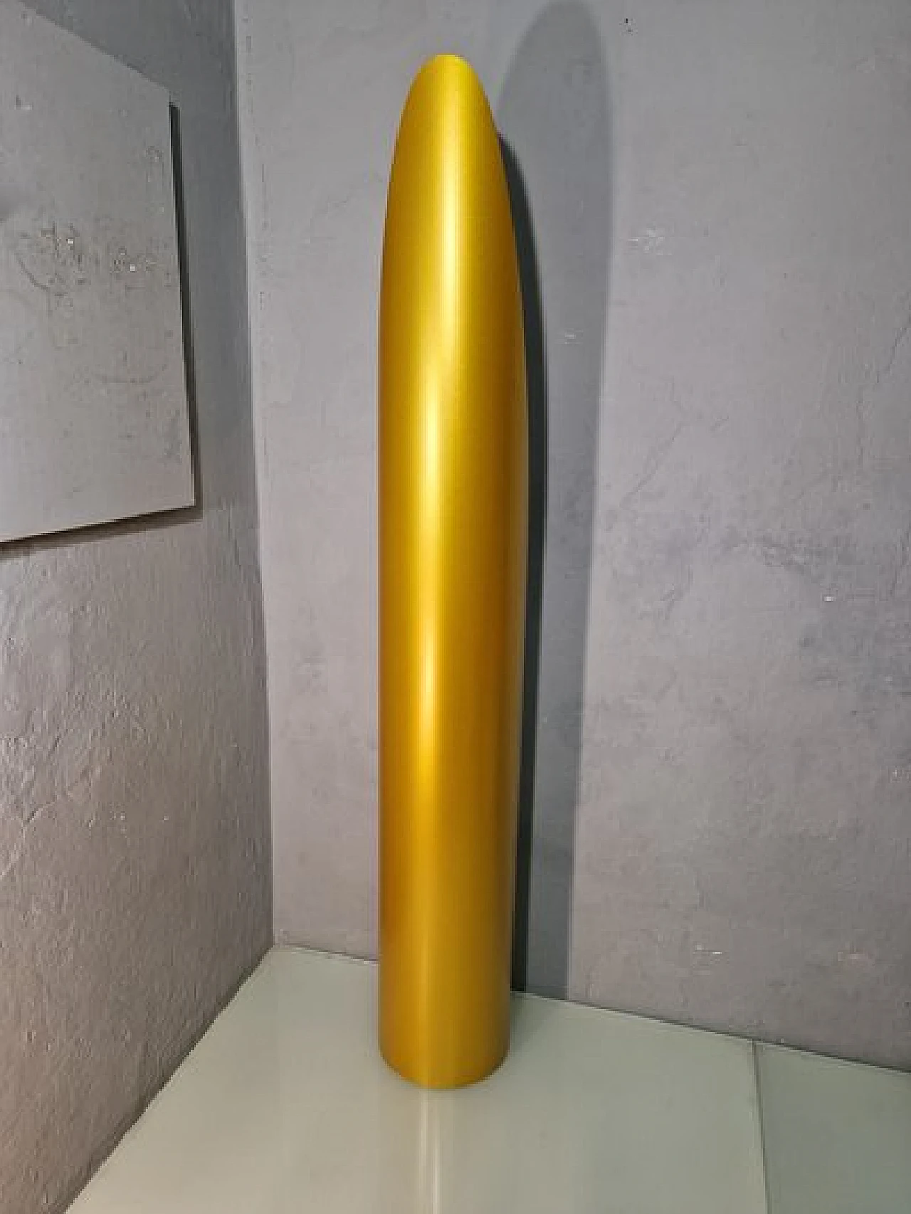 Specchio da terra Unghia in legno e pvc oro, anni 2000 2