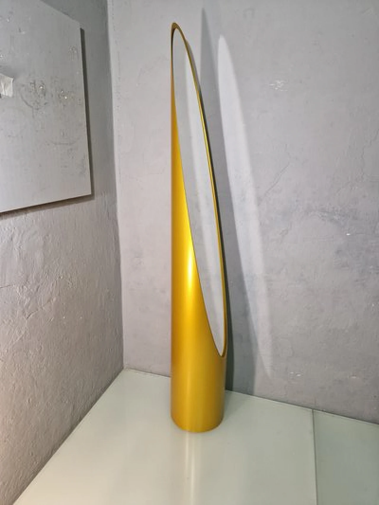 Specchio da terra Unghia in legno e pvc oro, anni 2000 3
