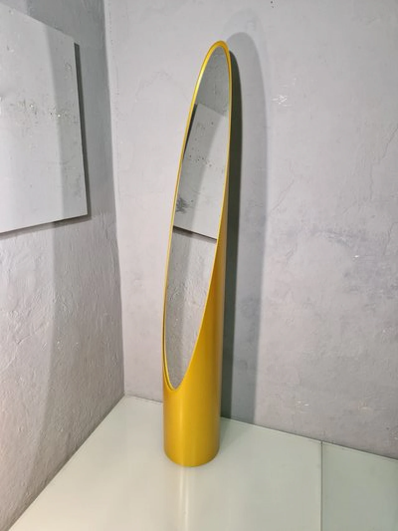 Specchio da terra Unghia in legno e pvc oro, anni 2000 4