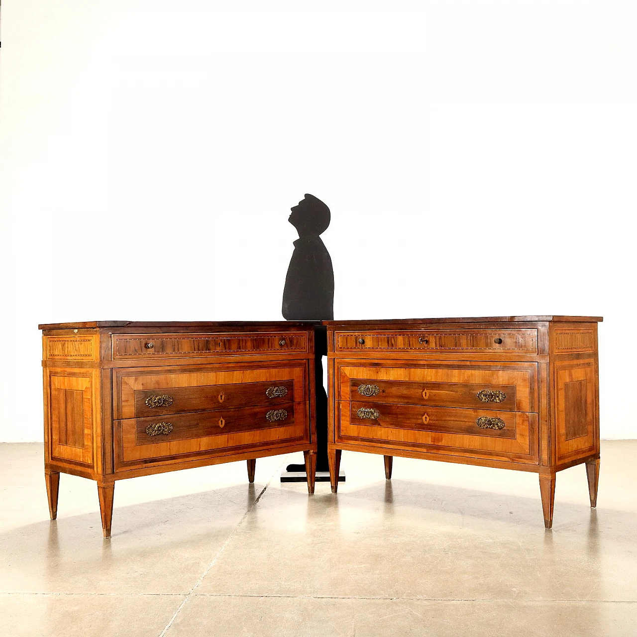 Coppia di comò Luigi XVI impiallacciati in noce e ciliegio, fine '700 2