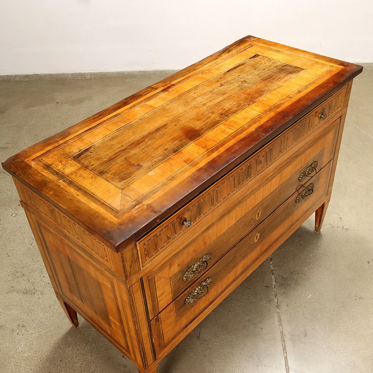 Coppia di comò Luigi XVI impiallacciati in noce e ciliegio, fine '700 3