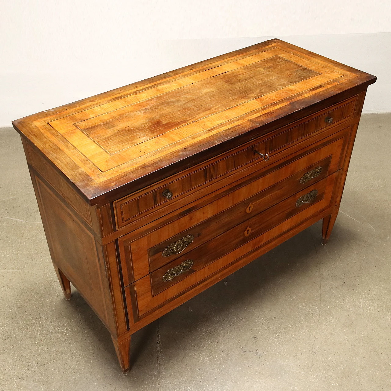 Coppia di comò Luigi XVI impiallacciati in noce e ciliegio, fine '700 4