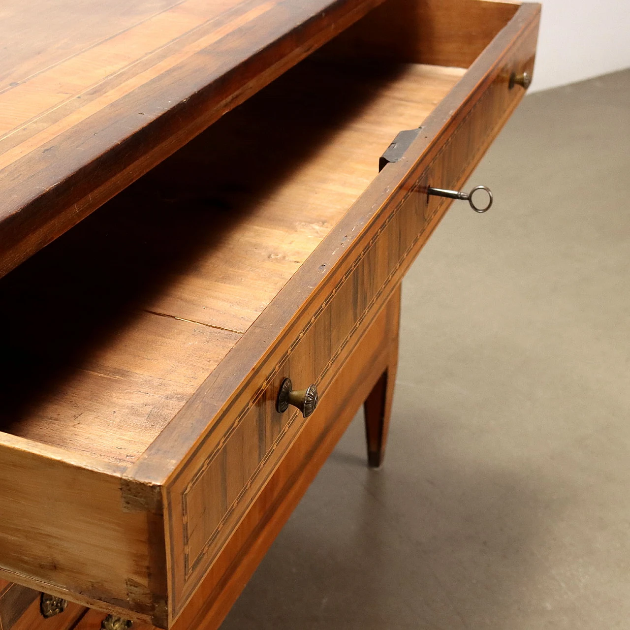 Coppia di comò Luigi XVI impiallacciati in noce e ciliegio, fine '700 5