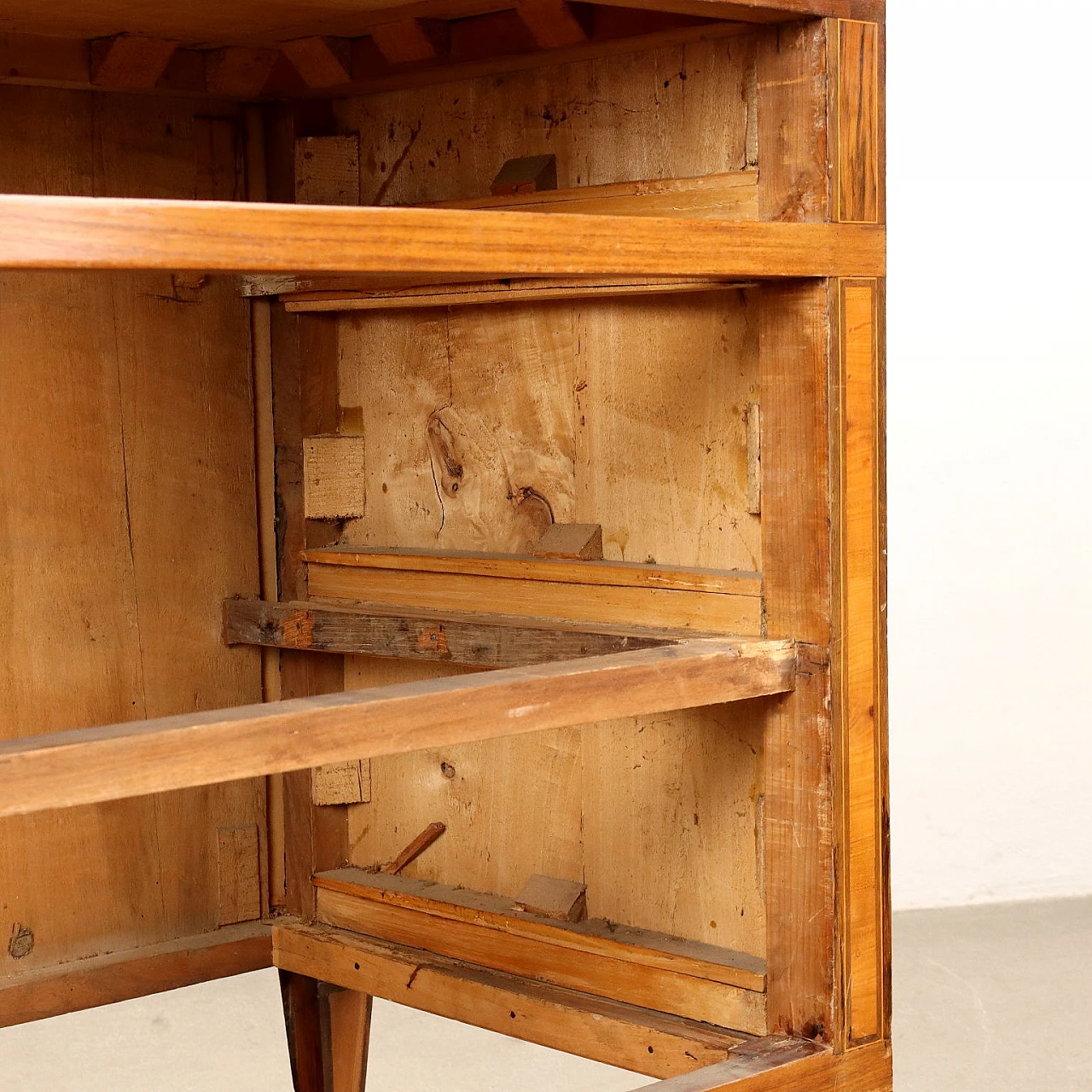 Coppia di comò Luigi XVI impiallacciati in noce e ciliegio, fine '700 6