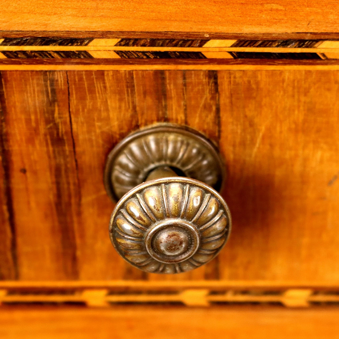 Coppia di comò Luigi XVI impiallacciati in noce e ciliegio, fine '700 7