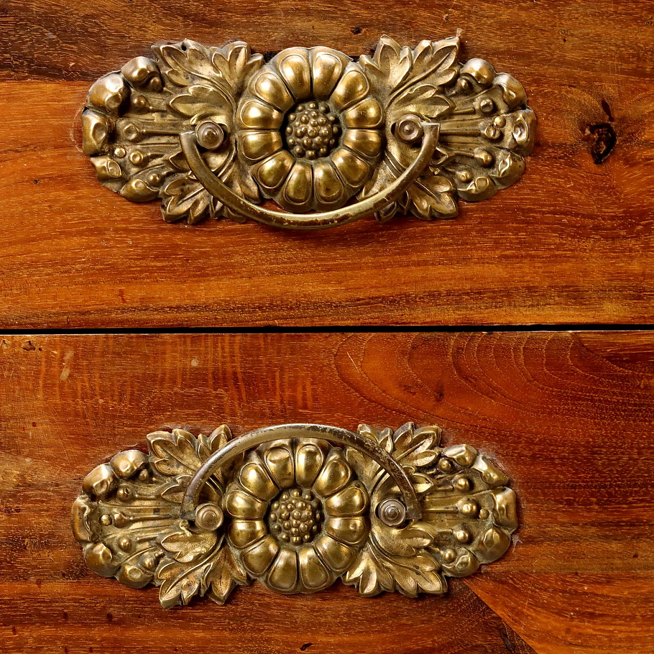 Coppia di comò Luigi XVI impiallacciati in noce e ciliegio, fine '700 8