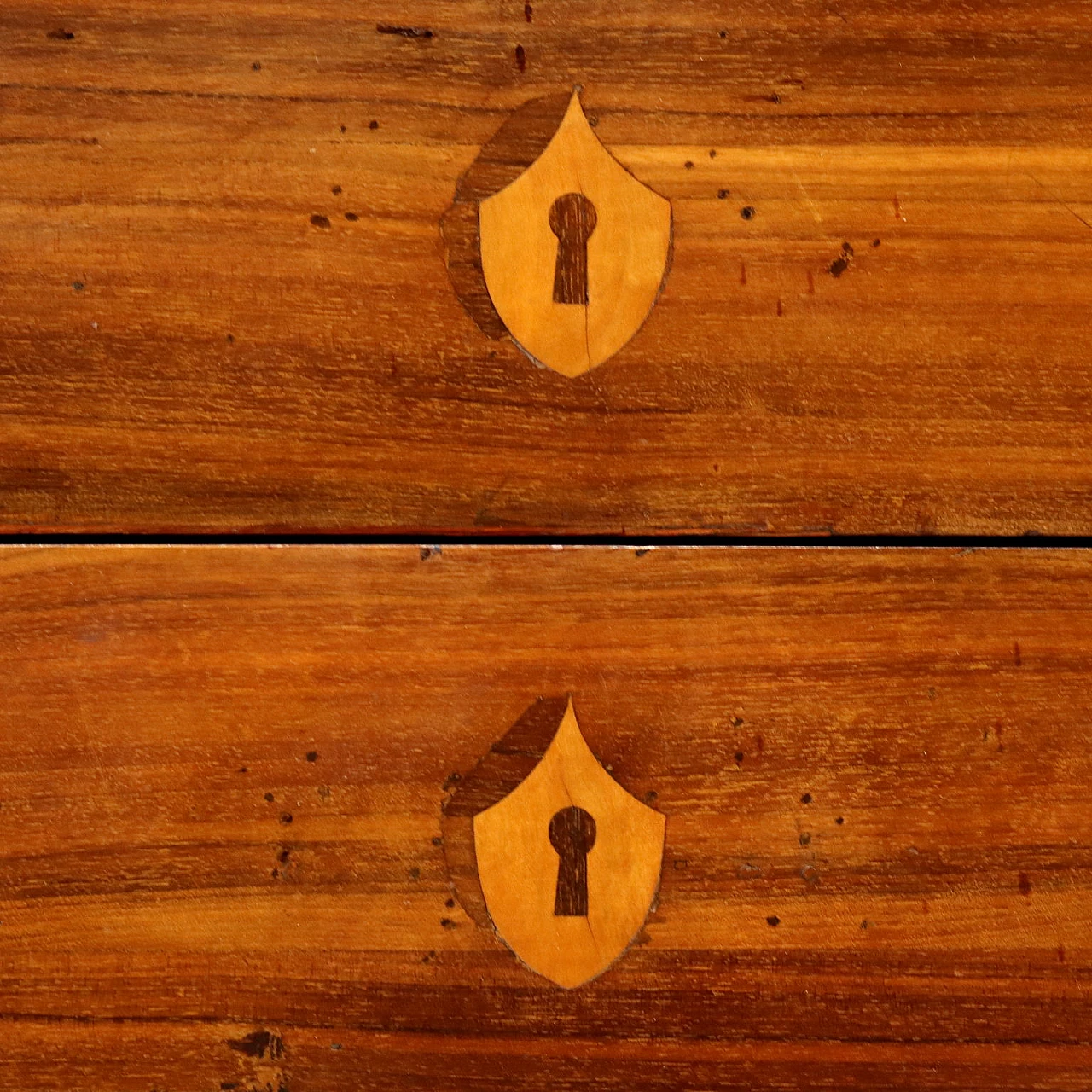 Coppia di comò Luigi XVI impiallacciati in noce e ciliegio, fine '700 9