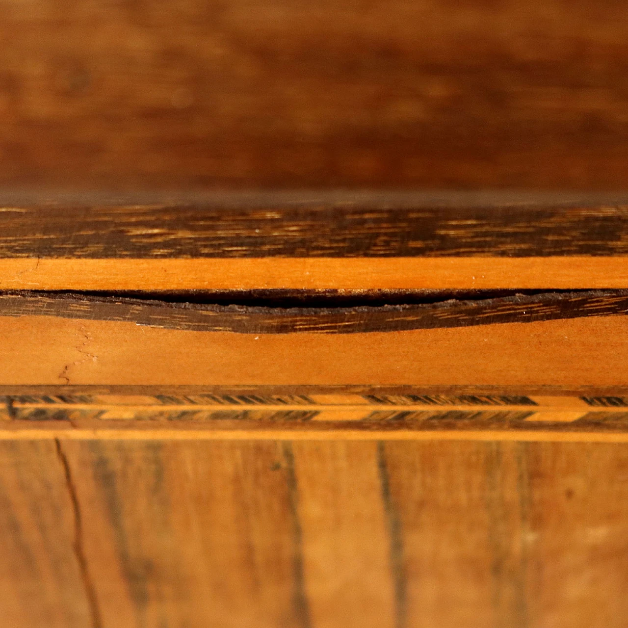 Coppia di comò Luigi XVI impiallacciati in noce e ciliegio, fine '700 10