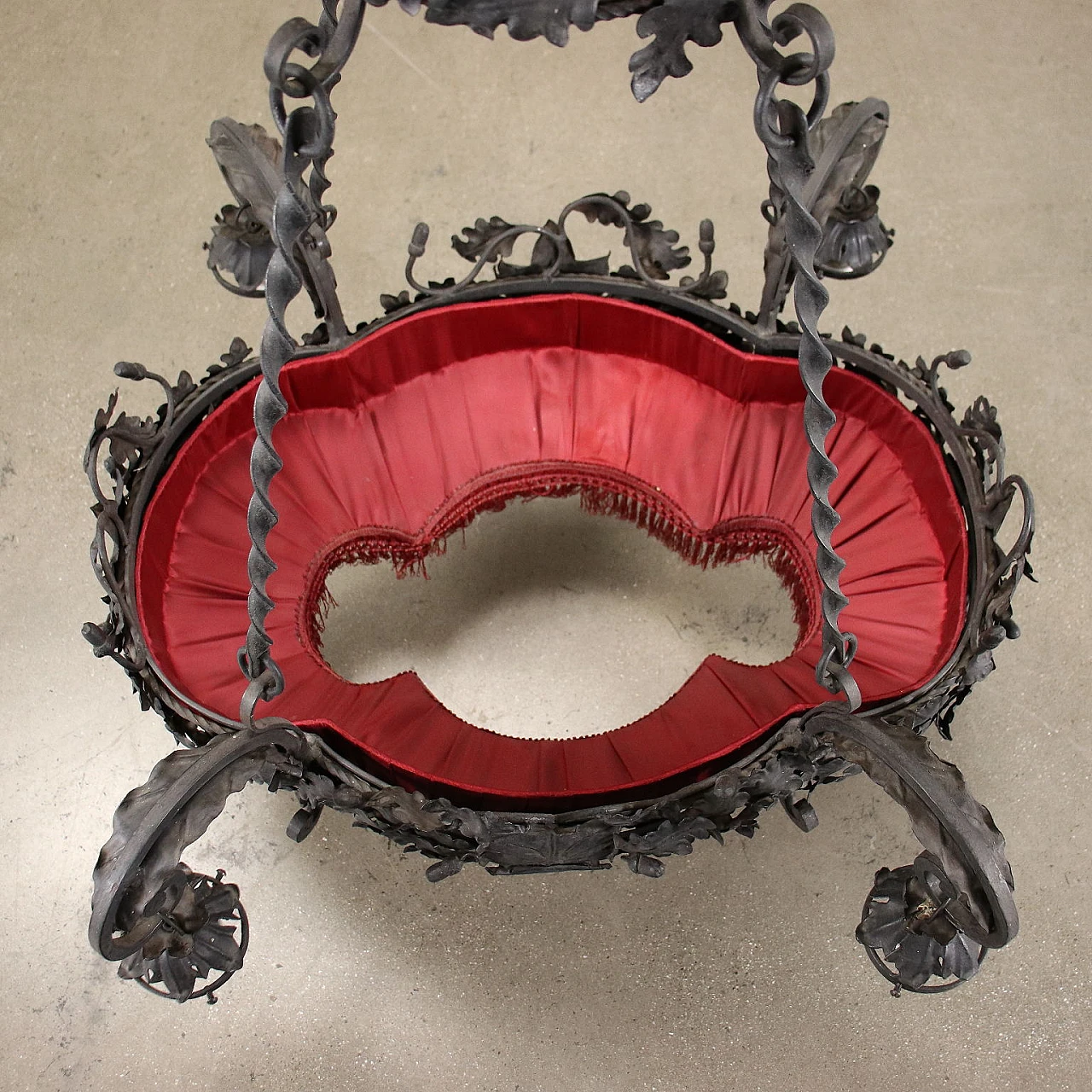 Lampadario Liberty in metallo con motivi floreali, inizio '900 9