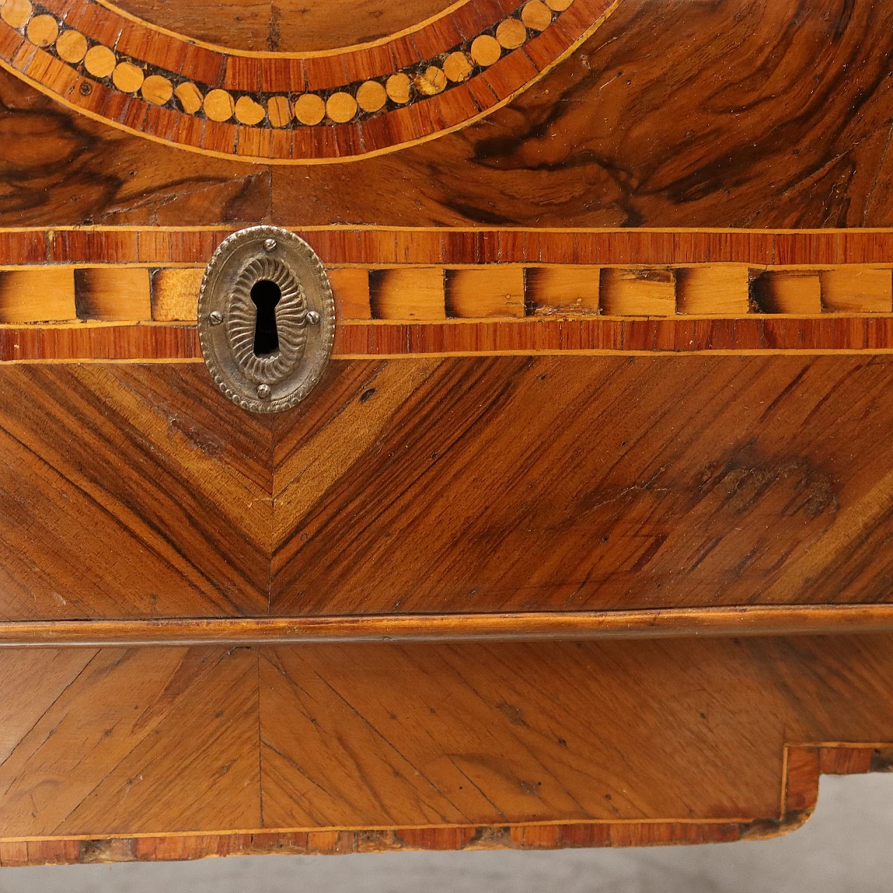 Coppia di comò Luigi XVI in legno intarsiato 9