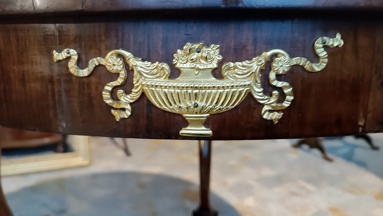 Tavolo Impero rotondo in ciliegio e bronzo dorato, inizio '800 10