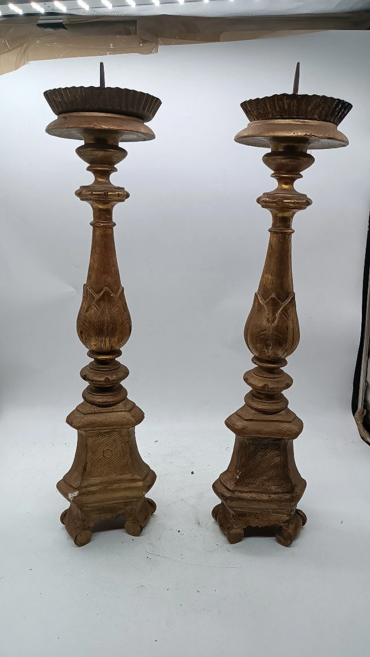 Coppia di candelieri in legno dorato, inizio '800 1