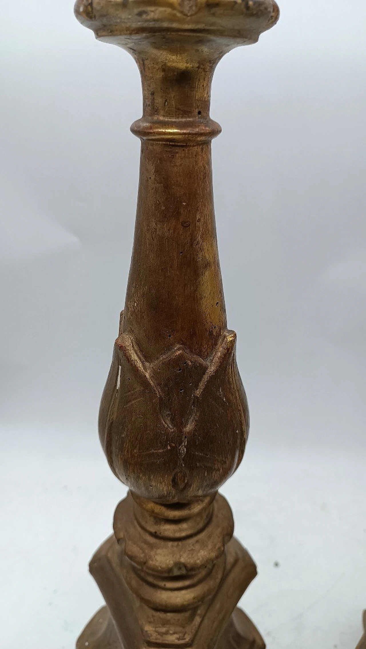 Coppia di candelieri in legno dorato, inizio '800 3