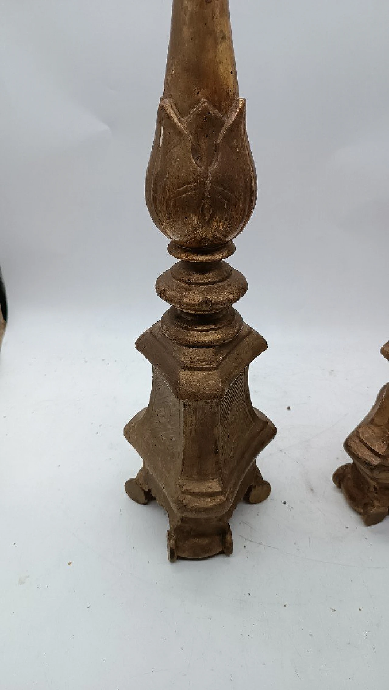 Coppia di candelieri in legno dorato, inizio '800 4