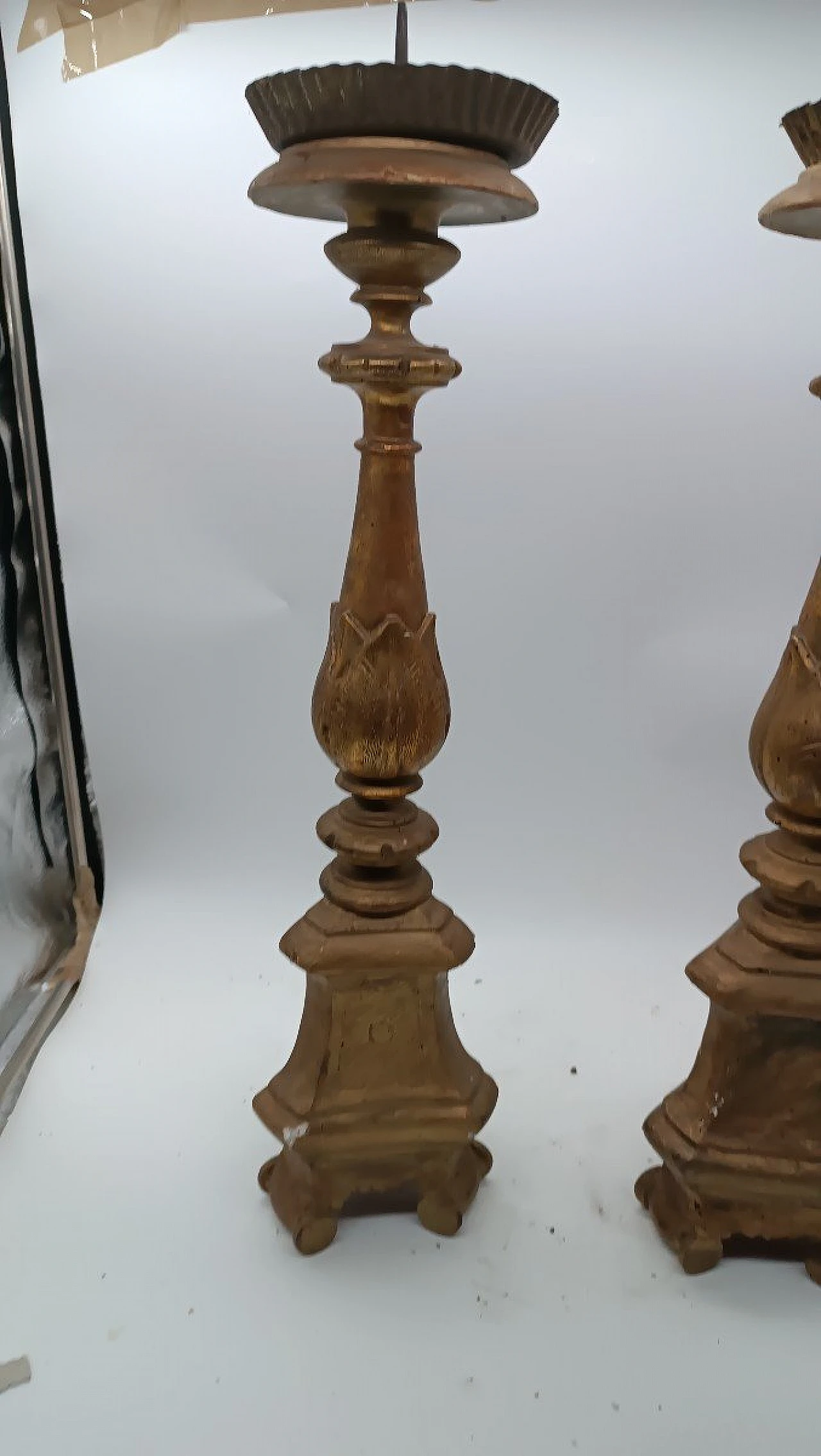 Coppia di candelieri in legno dorato, inizio '800 5