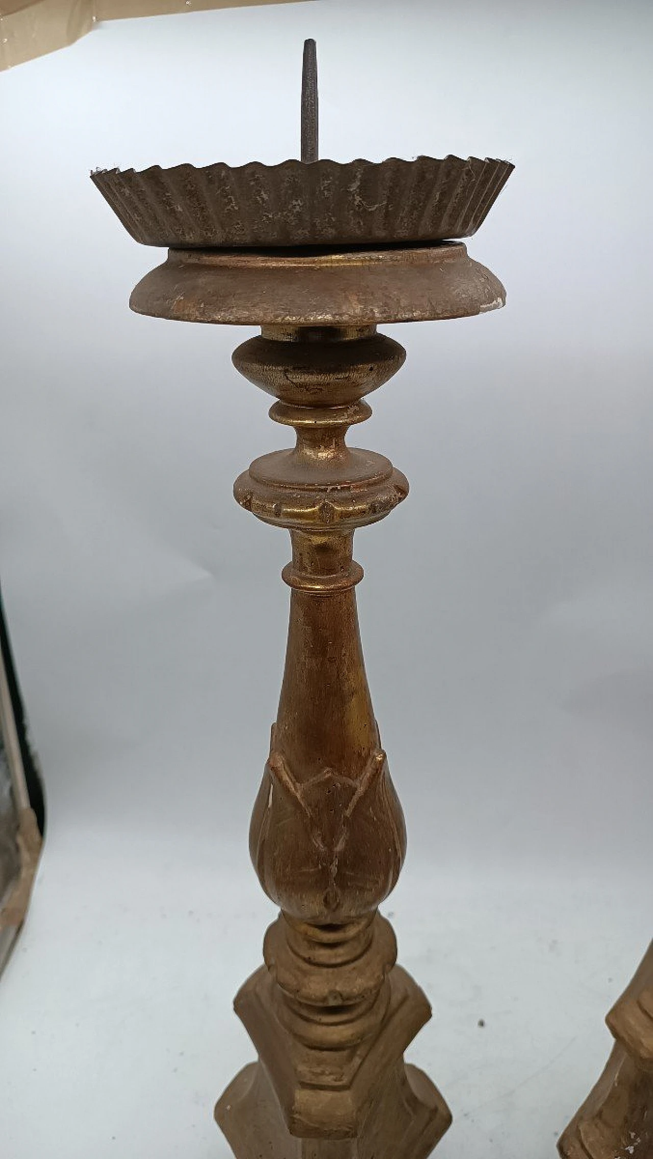 Coppia di candelieri in legno dorato, inizio '800 6