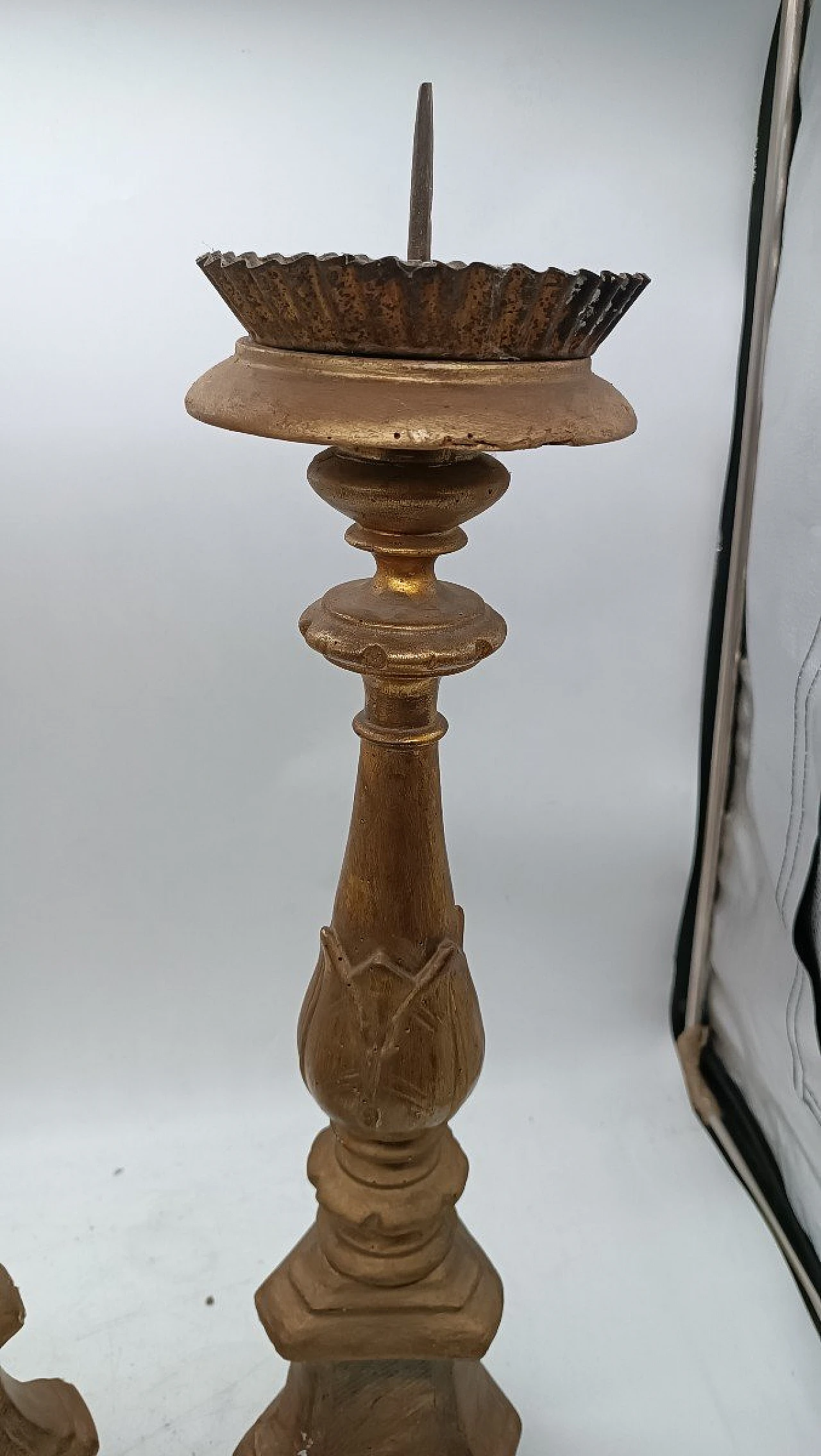 Coppia di candelieri in legno dorato, inizio '800 7